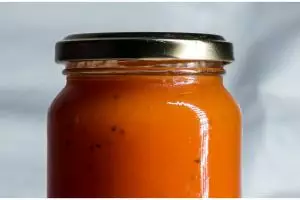 Tak perlu direndam air panas, ini trik buka tutup jar kaca yang sulit diputar