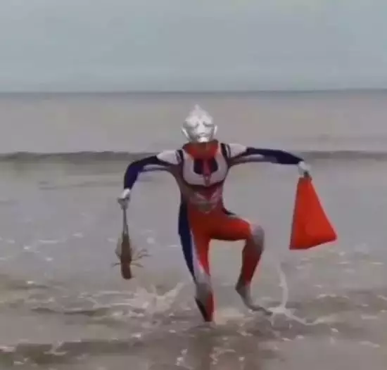 Potret orang cosplay Ultraman ini kocak abis Berbagai sumber Potret orang cosplay Ultraman ini kocak abis Berbagai sumber