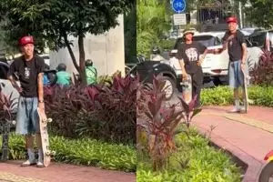 Aksi pemuda push up di atas skateboard halangi pengguna motor yang lewat trotoar, banjir pujian