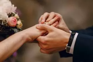 Pengantin ini tidak boleh lihat cermin saat dirias, intip potret hasil makeup-nya yang bikin kecewa