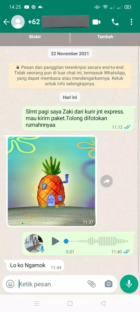 ngasih tahu patokan alamat rumah ke kurir paket © berbagai sumber