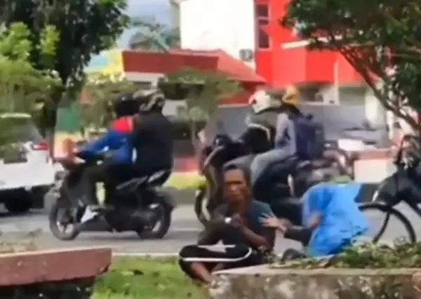 mukena dari plastik dan salat dipinggir jalan © 2023 brilio.net