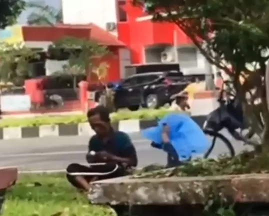 mukena dari plastik dan salat dipinggir jalan © 2023 brilio.net