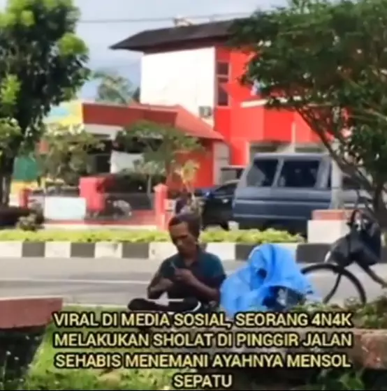 mukena dari plastik dan salat dipinggir jalan © 2023 brilio.net