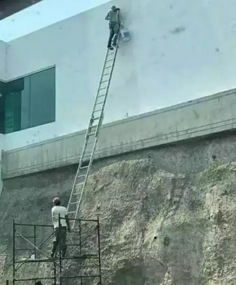 Tingkah absurd kuli bangunan saat bekerja Berbagai sumber