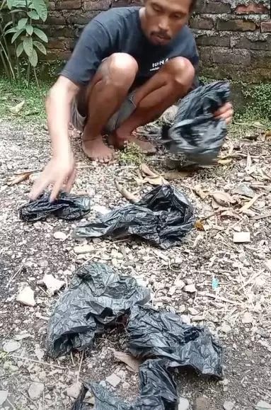 Aksi keren pria bikin lato-lato dari limbah plastik kresek TikTok