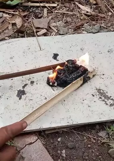 Aksi keren pria bikin lato-lato dari limbah plastik kresek TikTok