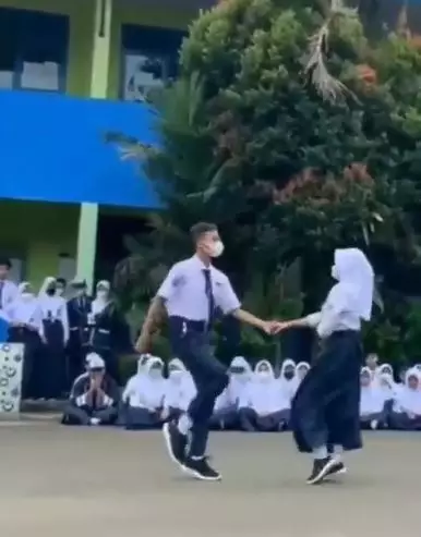 dua pelajar jago dansa ini atlet pemenang medali emas Berbagai sumber