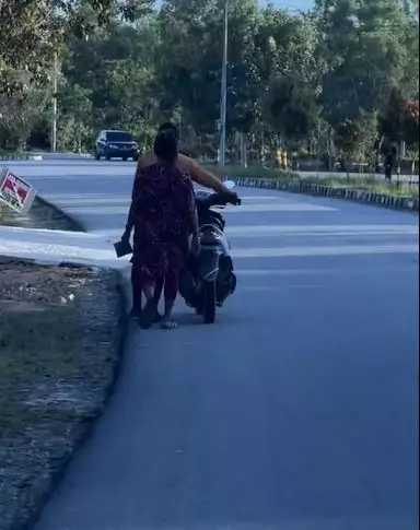 Aksi polisi cegat pasangan kakek nenek TikTok Aksi polisi cegat pasangan kakek nenek TikTok