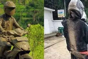 11 Momen apes naik motor lewat jalan licin berlumpur ini bikin ngelus dada, mau ketawa takut dosa