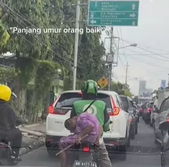 seorang ojol antarkan seorang nenek  © 2023 brilio.net seorang ojol antarkan seorang nenek  © 2023 brilio.net