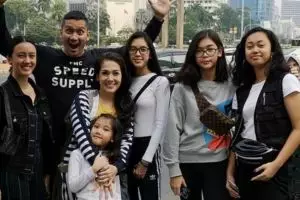 Punya gaya parenting yang tak biasa, intip 11 potret kedekatan Tora Sudiro bareng kelima anaknya