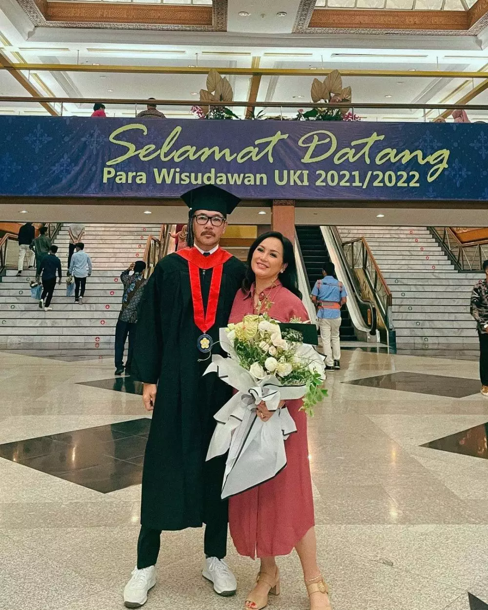 momen ferry salim raih gelar sarjana di usia 56 tahun © berbagai sumber