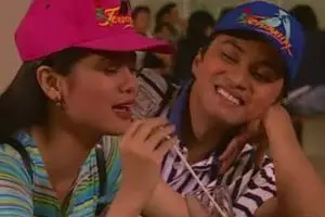 7 Properti syuting khas sinetron 90-an ini ikonik abis, topi tersayang banyak diburu pada masanya