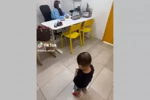 Aksi lucu bocah ketakutan disuntik saat bertemu dokter ini ekspresinya bikin ikut ketawa