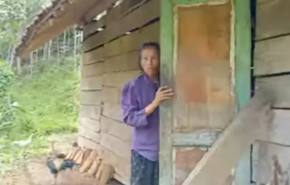 nenek tinggal di gubuk pedalaman tanpa aliran listrik YouTube