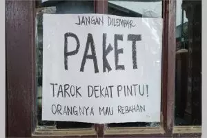 11 Pemberitahuan absurd dari pelanggan untuk kurir paket di depan rumah, bikin geleng kepala