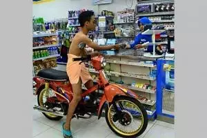 11 Tingkah nyeleneh orang pas buru-buru di jalan, ada-ada aja akalnya