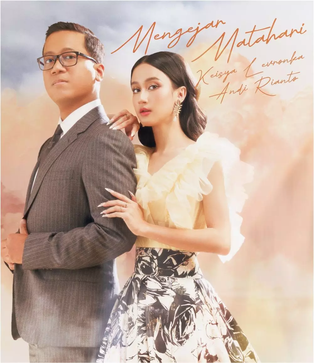 Andi Rianto gandeng Keisya Levronka © Istimewa