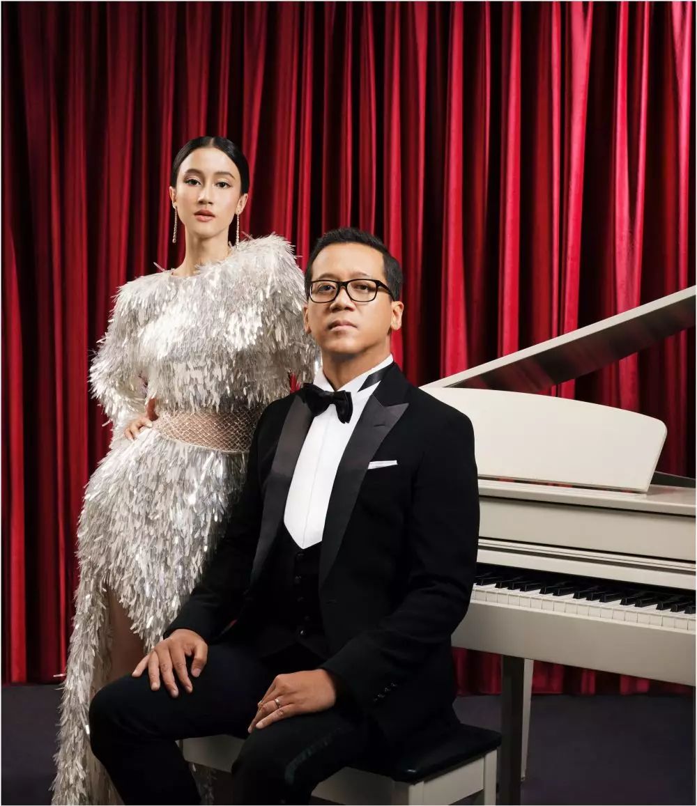 Andi Rianto gandeng Keisya Levronka © Istimewa