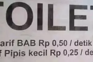 15 Tulisan tarif di toilet umum ini absurd abis, bikin bingung bacanya