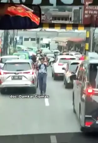Aksi heroik seorang pelajar buka jalan untuk damkar © 2023 brilio.net