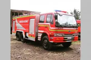 Aksi heroik pelajar buka jalan untuk mobil damkar yang terjebak kemacetan 