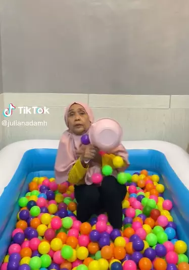 parodi live TikTok mandi lumpur © 2023 brilio.net  parodi live TikTok mandi lumpur © 2023 brilio.net