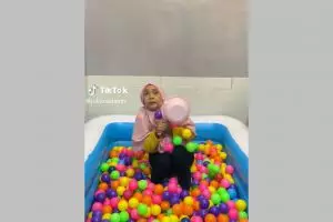 Aksi lucu live TikTok pasangan cucu dan nenek parodikan mandi lumpur, minta sawer ke warganet