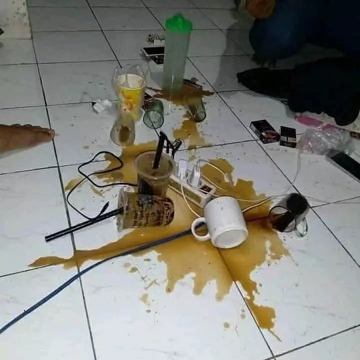 momen apes minum kopi © berbagai sumber