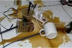 11 Momen apes minum kopi ini bikin mood berantakan