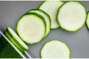 Trik menyimpan timun yang sudah dipotong agar tetap renyah dan awet berbulan-bulan