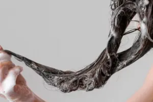 Jangan asal, ini trik keramas yang tepat agar rambut antikusut dan bersih maksimal