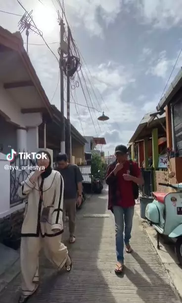 Tya Ariestya antar Aji Yusman cari kontrakan baru © 2022 berbagai sumber