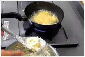 Trik menggoreng bakwan jagung agar tidak meletup saat dimasukkan ke minyak panas