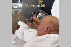 Momen seorang jamaah rekam ka'bah pakai ponsel jadul, ekspresi bahagianya bikin haru