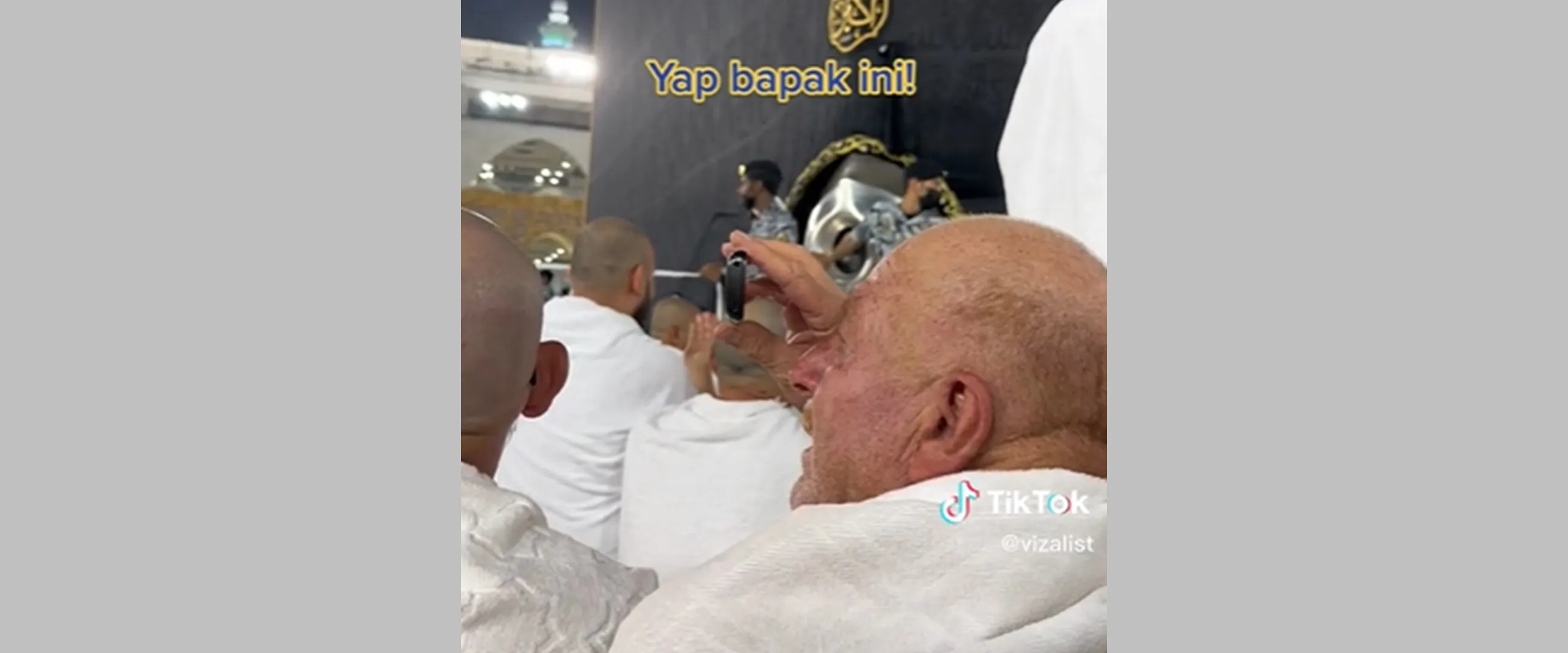 Momen seorang jamaah rekam ka'bah pakai ponsel jadul, ekspresi bahagianya bikin haru