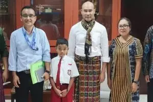 Kisah haru bocah SD asal NTT girang dapat hadiah mobil remote usai raih juara dunia lomba matematika