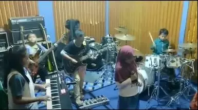 anak-anak main band bawakan lagu power metal Berbagai sumber