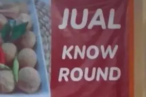 Bikin pembeli susah menebak, 11 tulisan bahasa Inggris di spanduk pedagang ini nyeleneh pol