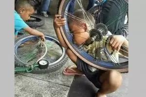 11 Kelakuan absurd orang asal yakin ini mustahil dilakukan, bikin nggak habis pikir