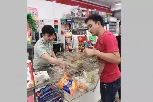 11 Potret lucu orang saat belanja ini bikin tepuk jidat, desain keranjangnya unik