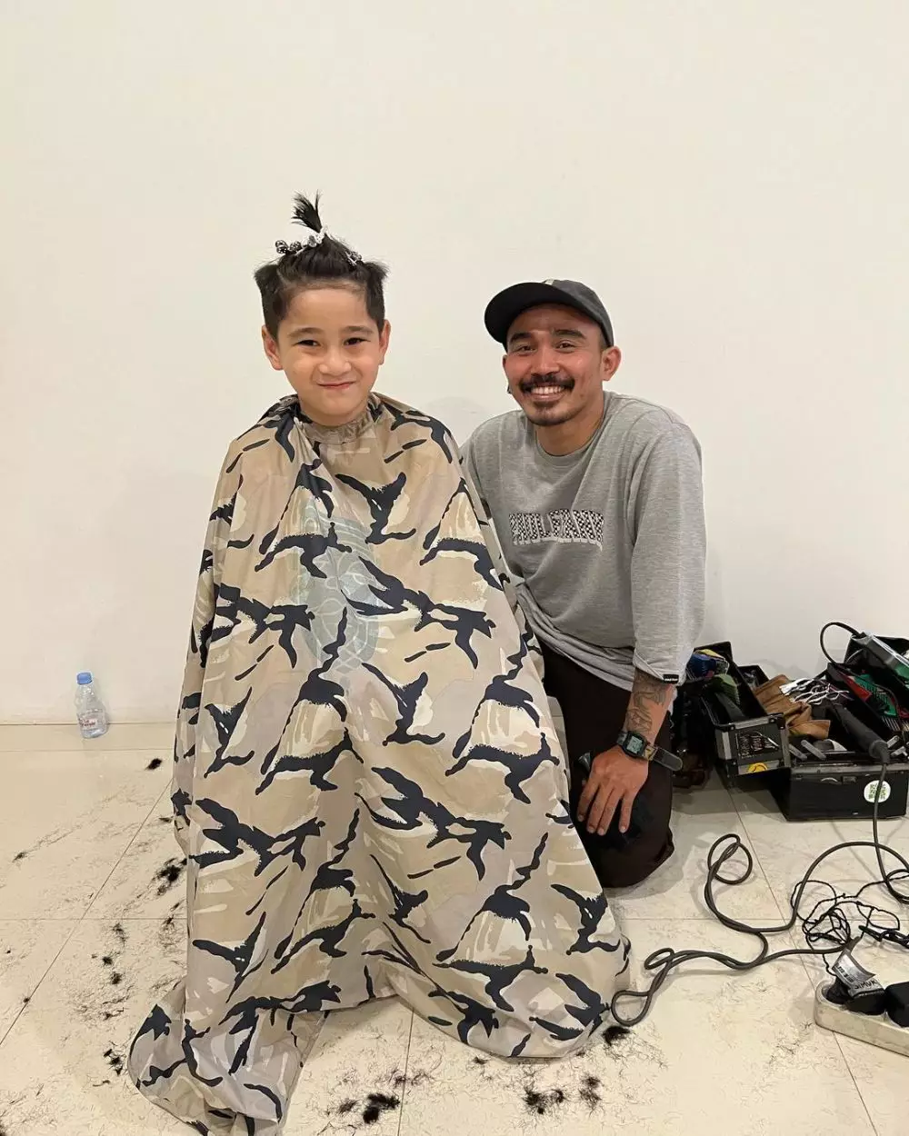 tukang cukur langganan rafatar © berbagai sumber