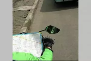 11 Aksi nyeleneh driver ojek online saat narik ini bikin nggak abis pikir
