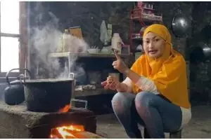 9 Potret dapur beralaskan semen milik Novi Listiana pedangdut jadi petani, kompornya tungku kayu bakar