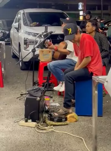 Pengamen ini bawakan lagu  Pengamen ini bawakan lagu