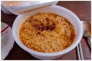 Tanpa dibekukan, ini trik buka bungkus minyak mi instan agar tak mengotori tangan dan gunting