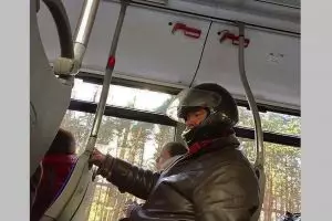 11 Potret absurd penumpang banyak tingkah saat naik kendaraan umum, aksinya bikin tepuk jidat  