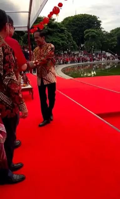 Momen kocak Jokowi tak sadar salaman dengan Kaesang dan Erina Gudono Berbagai sumber
