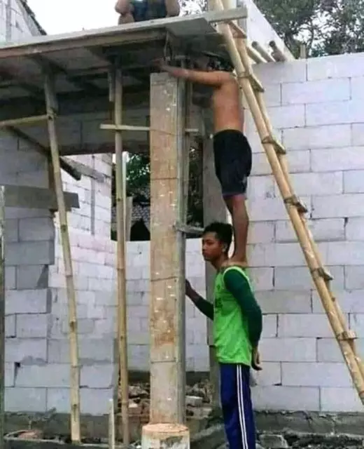 Momen lucu kerja sama saat bekerja © 2023 brilio.net